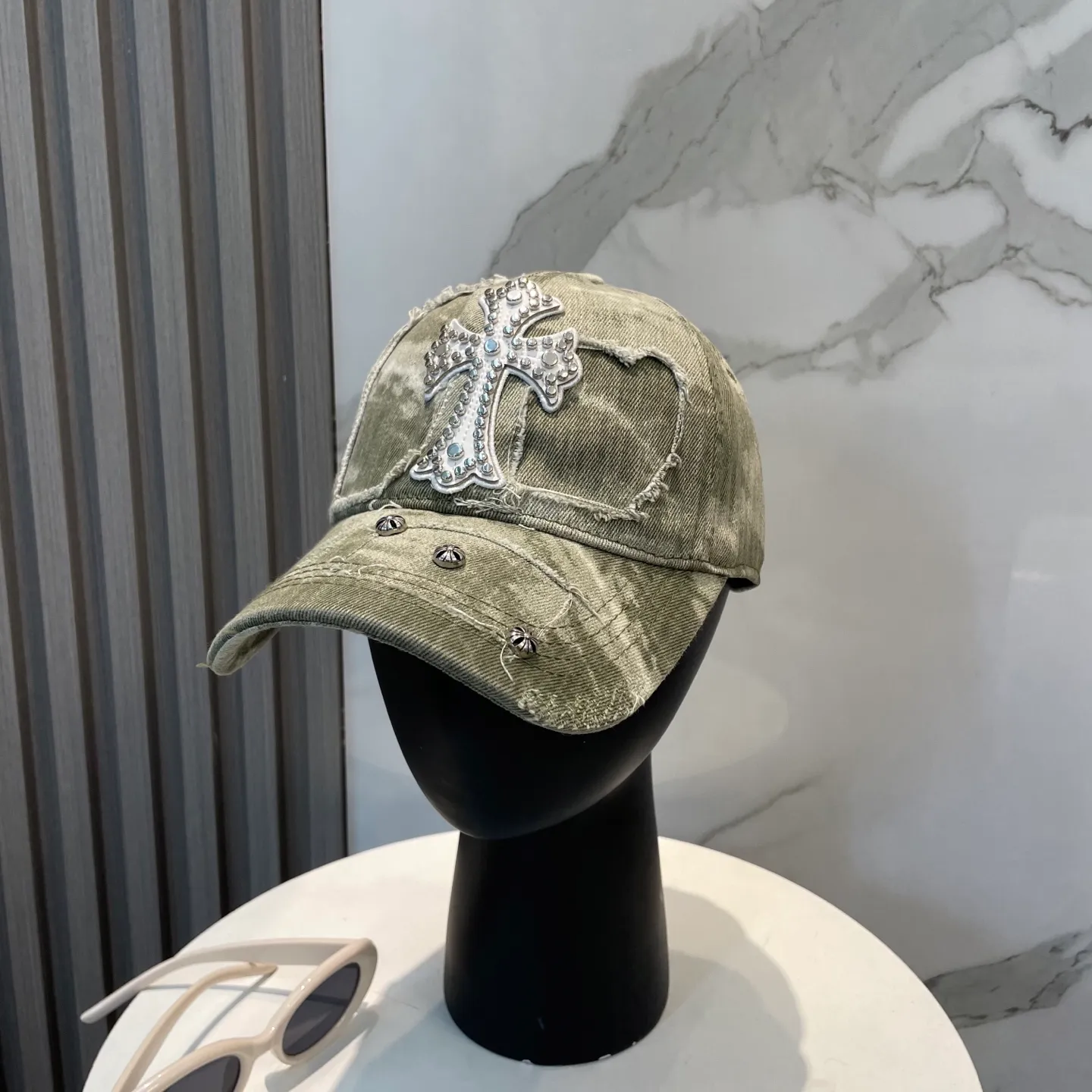 P76 Crow Heart 🆕🆕25 new baseball cap, stylish and classic cross logo, casual with a cool feeling, unisex style, same style for men and women! Very easy to match! Head circumference: 56-58cm is available